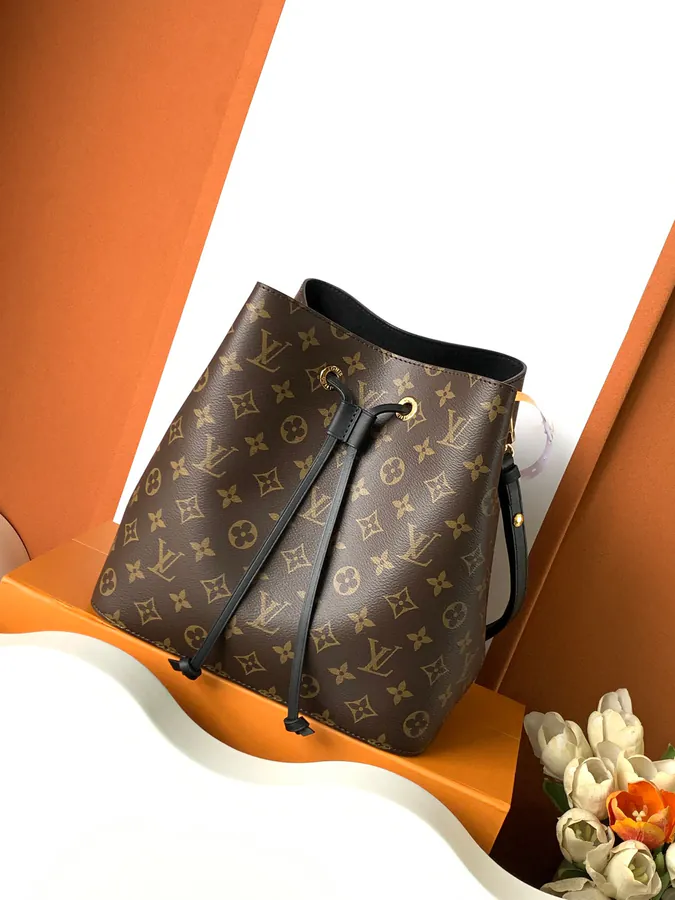 NéoNoé Medium Handbag with Premium Material
