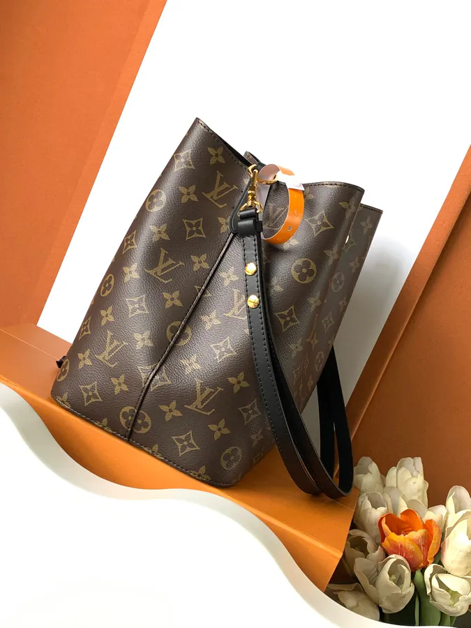 NéoNoé Medium Handbag with Premium Material