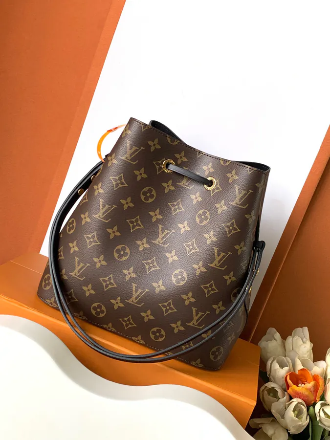 NéoNoé Medium Handbag with Premium Material