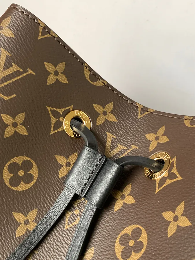 NéoNoé Medium Handbag with Premium Material