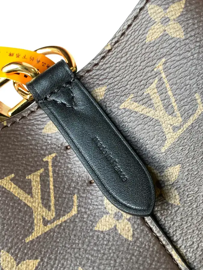 NéoNoé Medium Handbag with Premium Material
