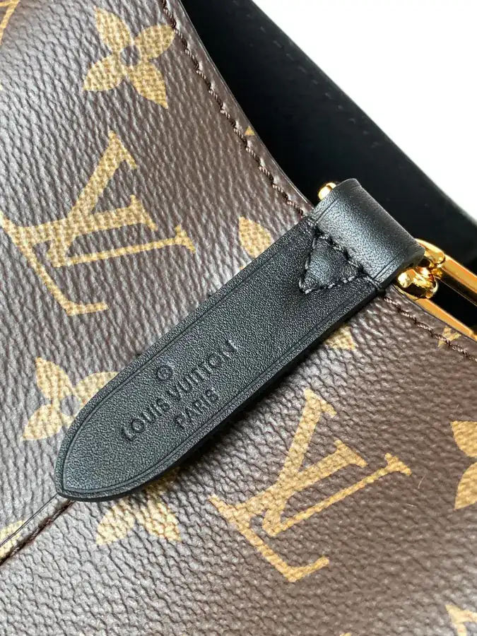 NéoNoé Medium Handbag with Premium Material