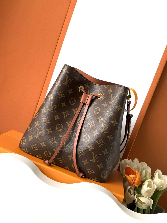 NéoNoé Midsize Handbag with Premium Italian Leather