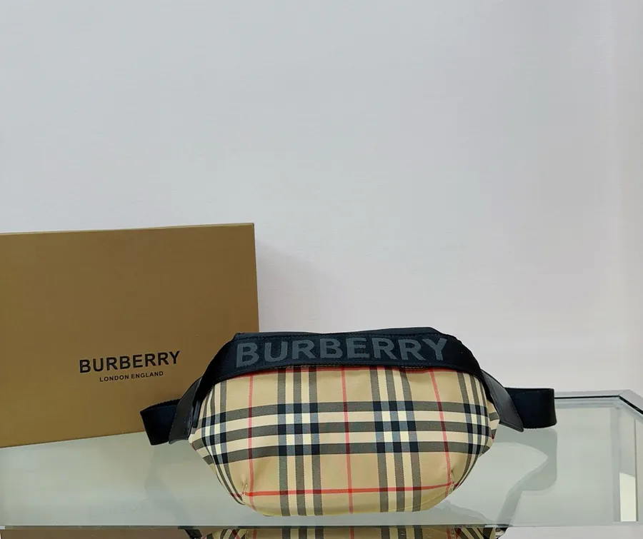 P300 B Brand Waist Bag with Vintage Street Style