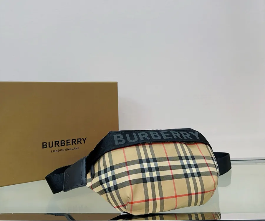 P300 B Brand Waist Bag with Vintage Street Style