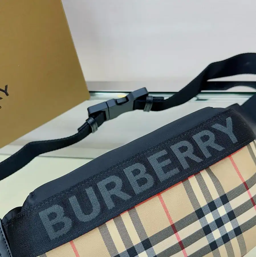 P300 B Brand Waist Bag with Vintage Street Style
