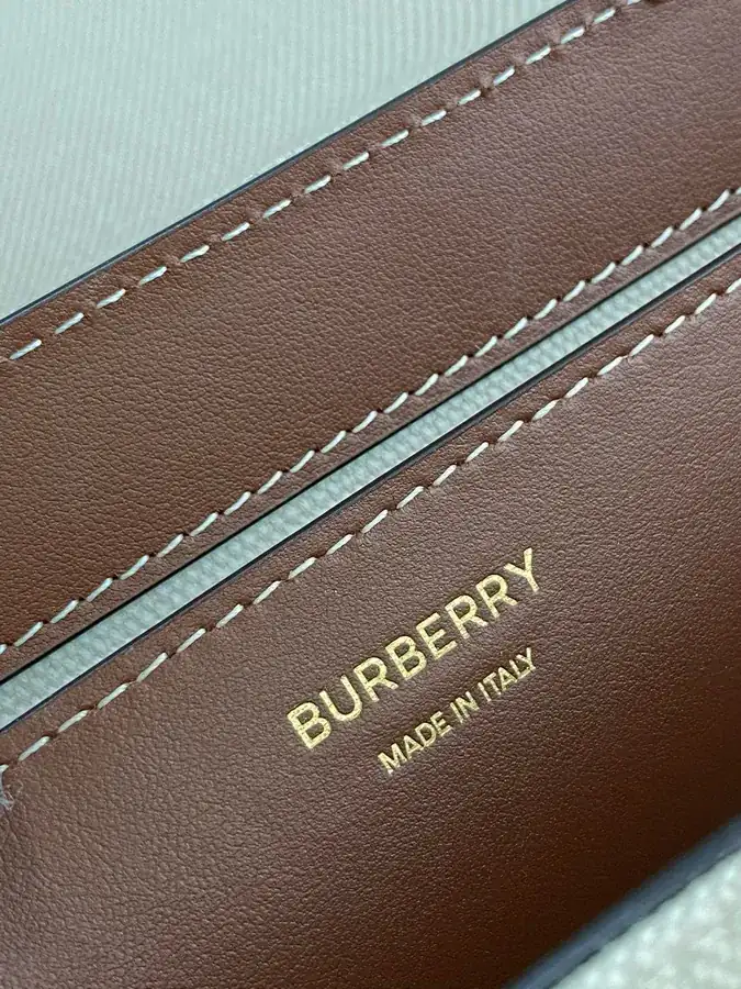 P600 B Latest Crossbody Bag with Vintage Pattern and Embossed Brass Closure