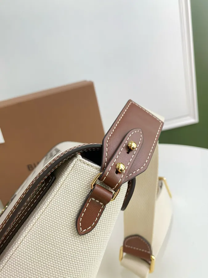P600 B Latest Crossbody Bag with Vintage Pattern and Embossed Brass Closure