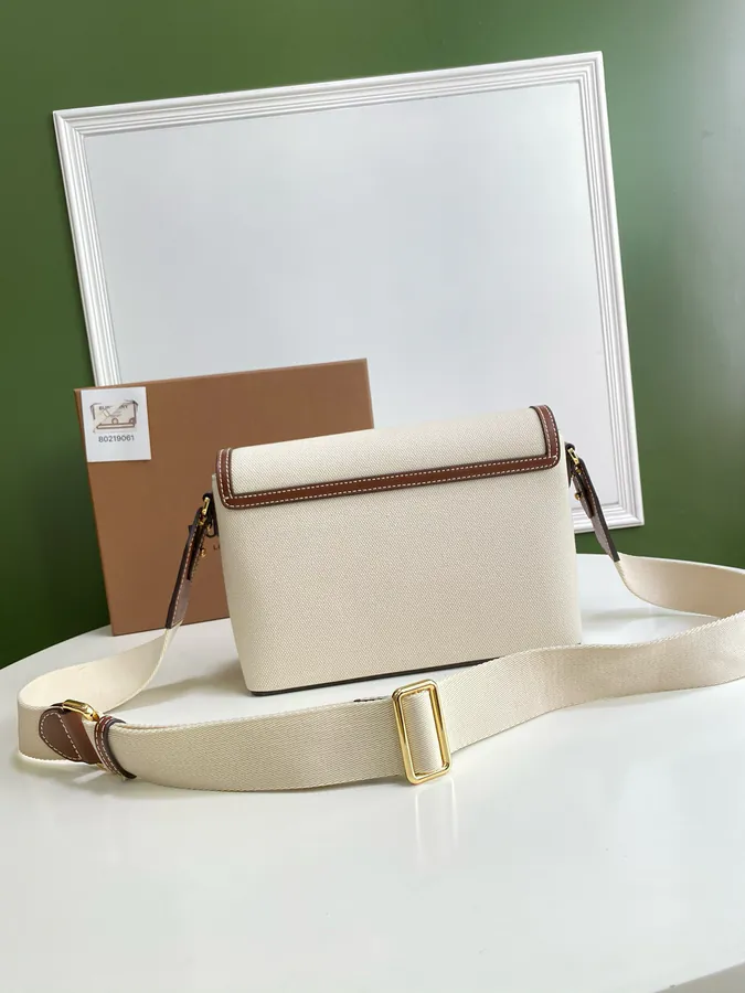 P600 B Latest Crossbody Bag with Vintage Pattern and Embossed Brass Closure