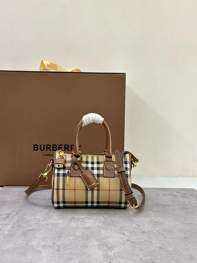 Burberry Pillow Bag P400