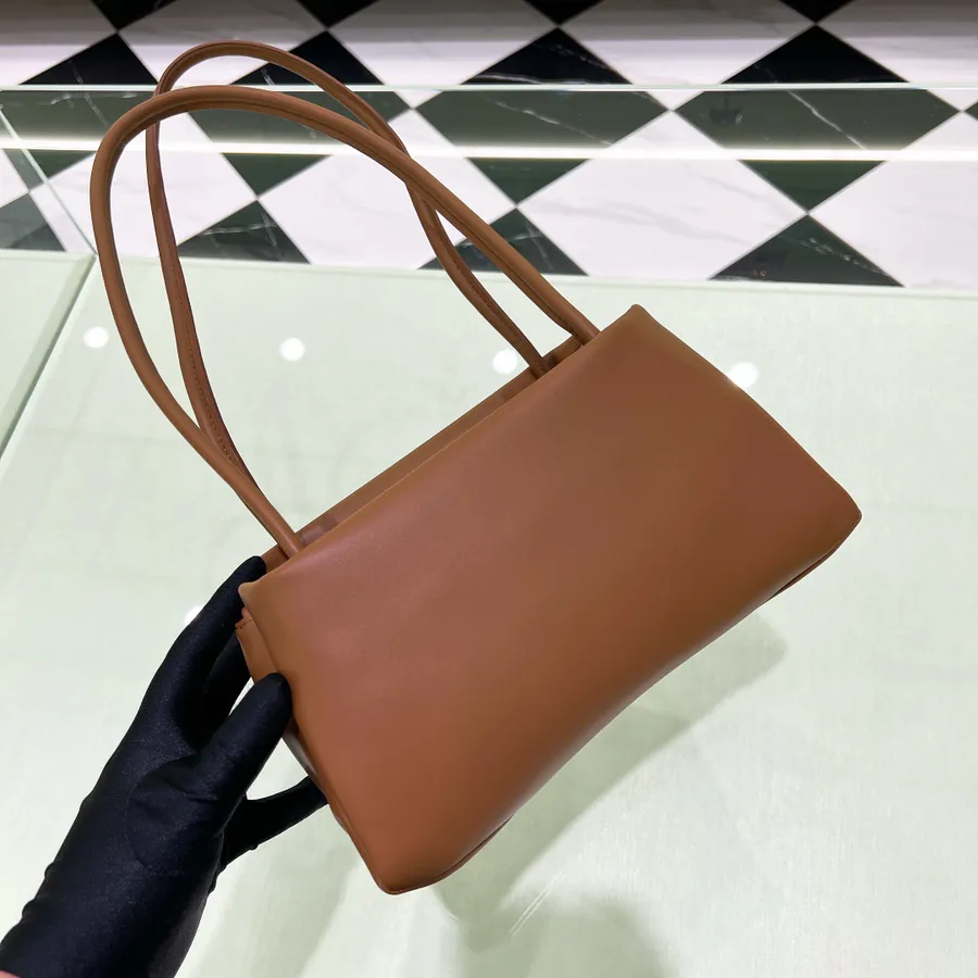 P720 FW22 Fashion Shoulder Bag in Brown