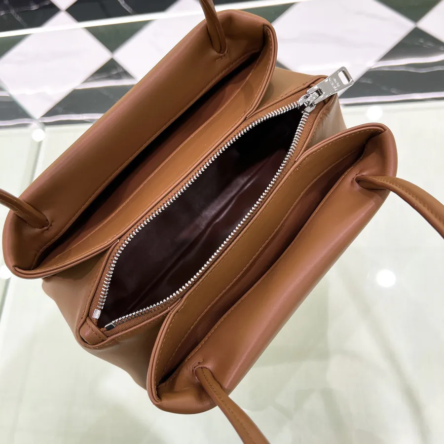 P720 FW22 Fashion Shoulder Bag in Brown