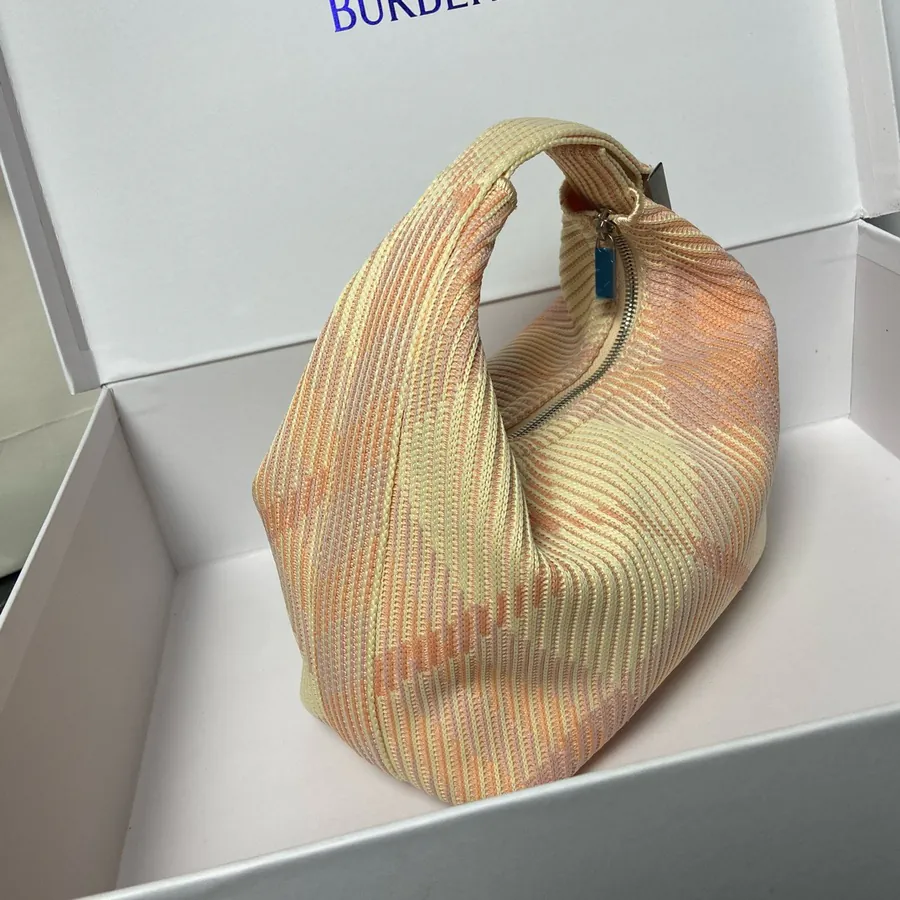 Burberry New Lunch Bag Soft and Structured Design with Tartan Embroidery
