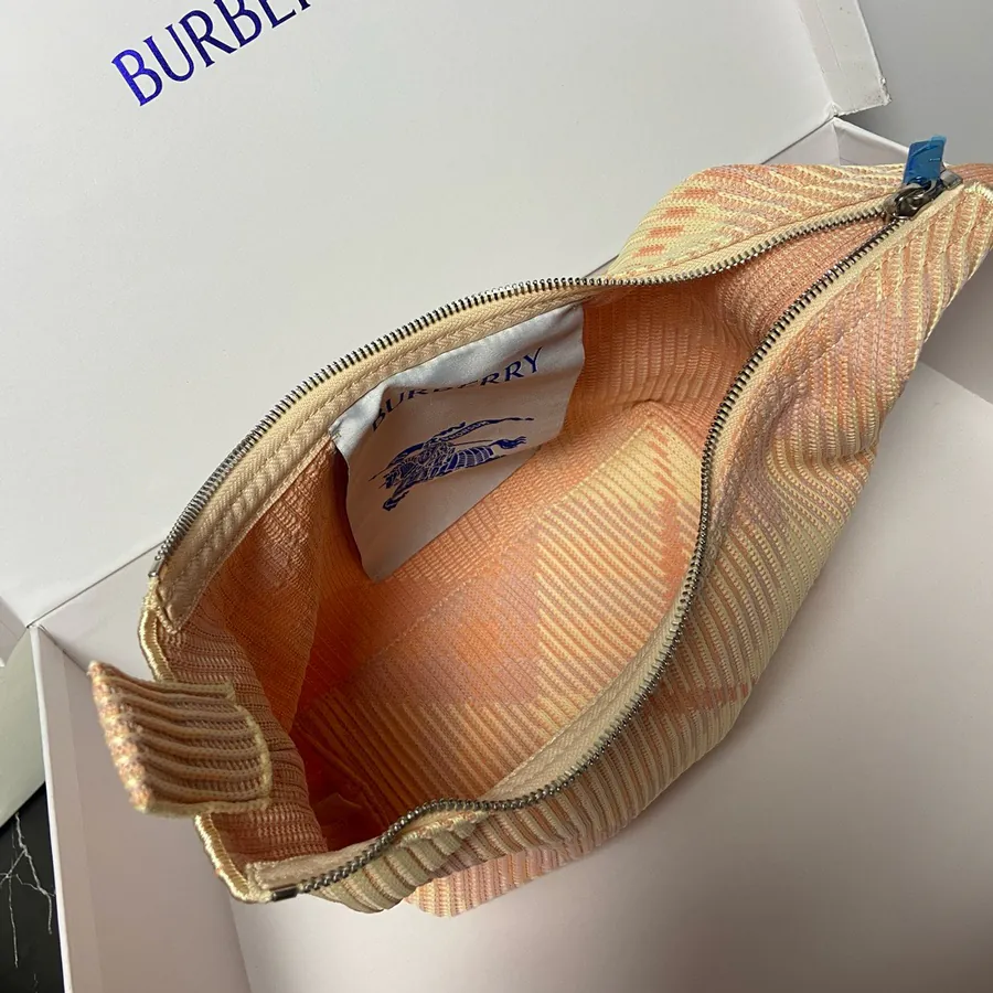Burberry New Lunch Bag Soft and Structured Design with Tartan Embroidery