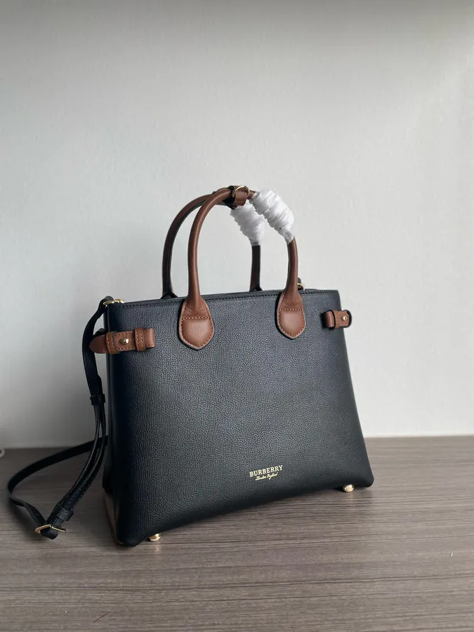 600 B Signature Tote Bag Classic Medium Banane Bag