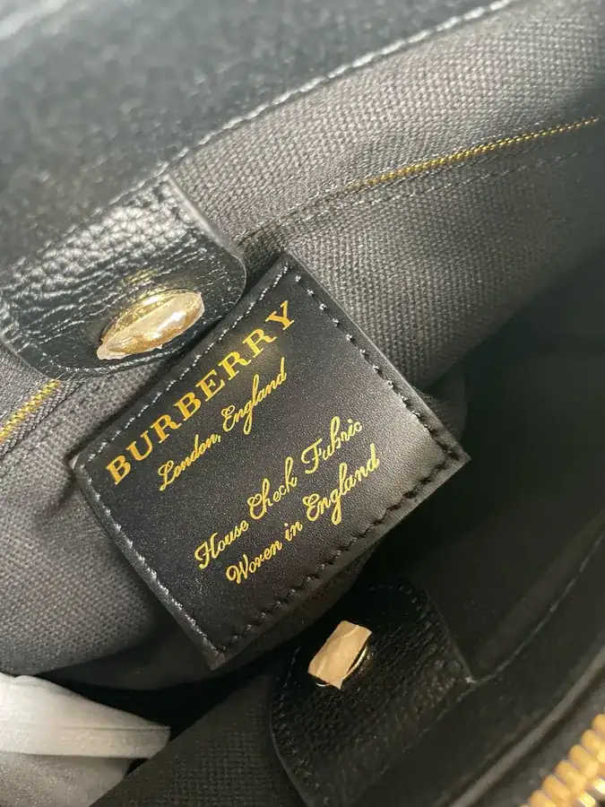600 B Signature Tote Bag Classic Medium Banane Bag