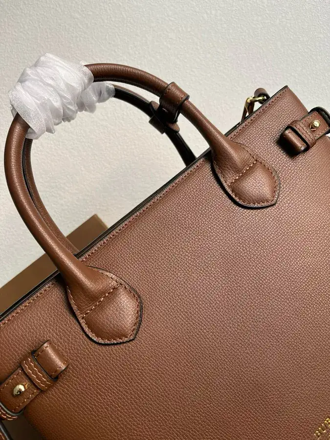 600 B Luxury Tote Bag Classic Medium Banana Bag