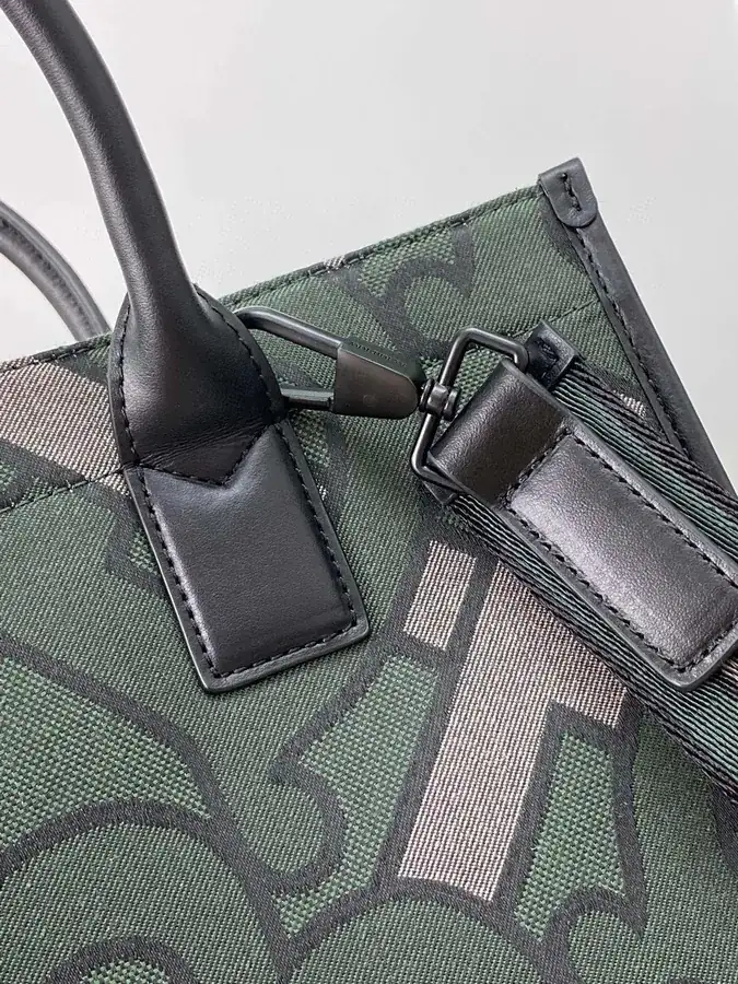 B House 550 Trendy Tote Bag with Grained Calfskin and Brand Logo