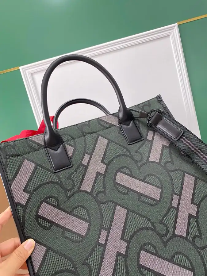 B House 550 Trendy Tote Bag with Grained Calfskin and Brand Logo
