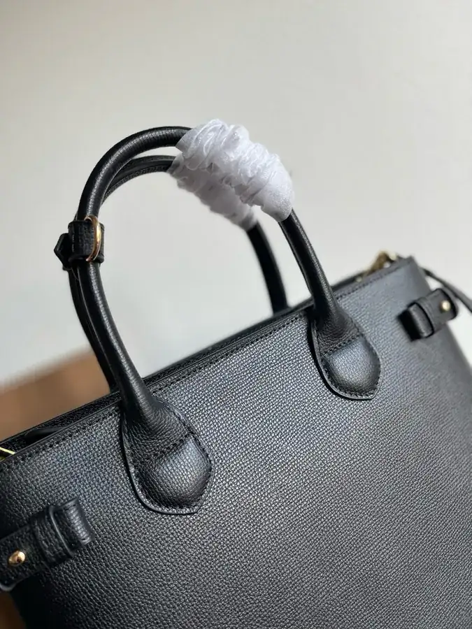 600 B Family Bestseller Tote Bag, Classic Medium Banana Bag