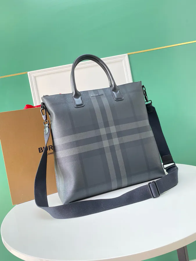 B House 550 Trendy Tote Bag with Grained Calfskin and Brand Logo