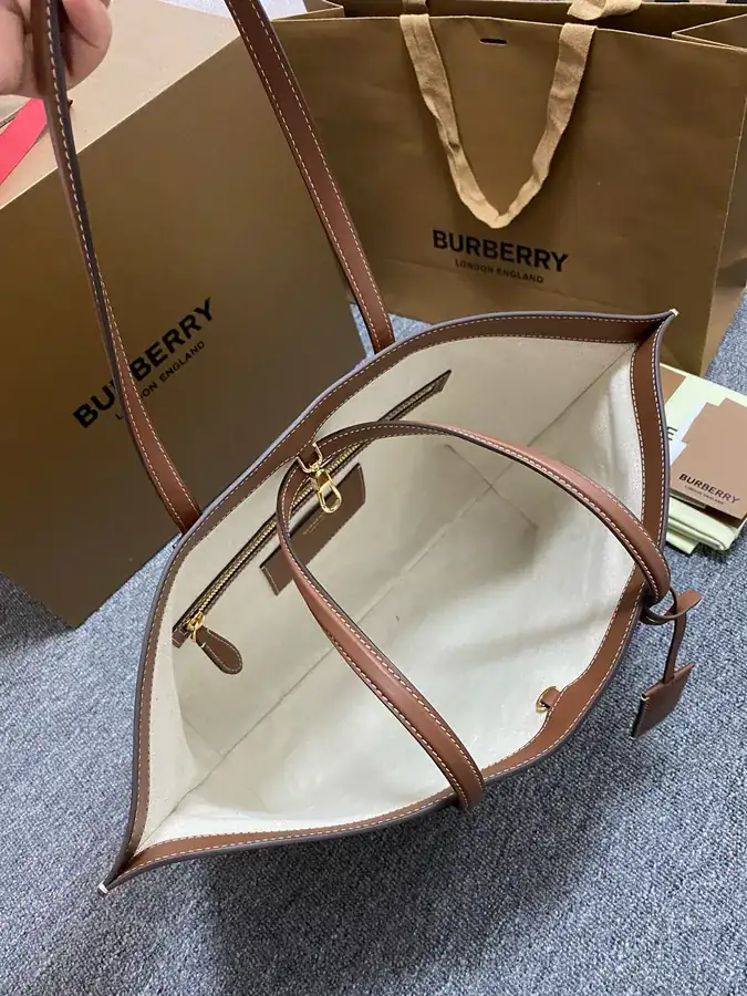 Thomas Burberry 450 B New Tote Bag