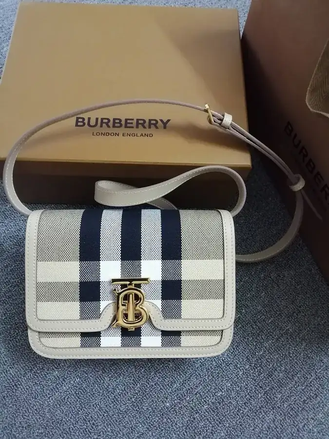 Thomas Burberry 600 B 专属标识锁扣包