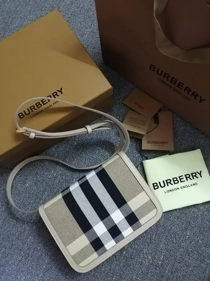 Thomas Burberry 600 B 专属标识锁扣包