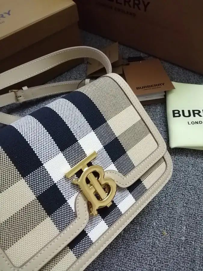 Thomas Burberry 600 B 专属标识锁扣包