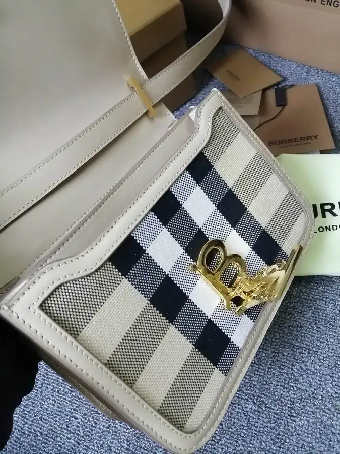 Thomas Burberry 600 B 专属标识锁扣包
