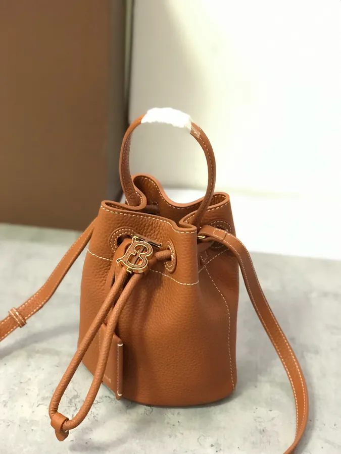 480 B Bucket Bag in Full Grain Calfskin