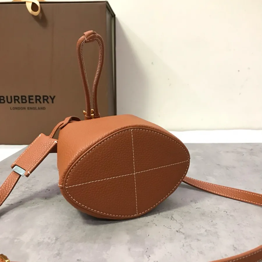 480 B Bucket Bag in Full Grain Calfskin