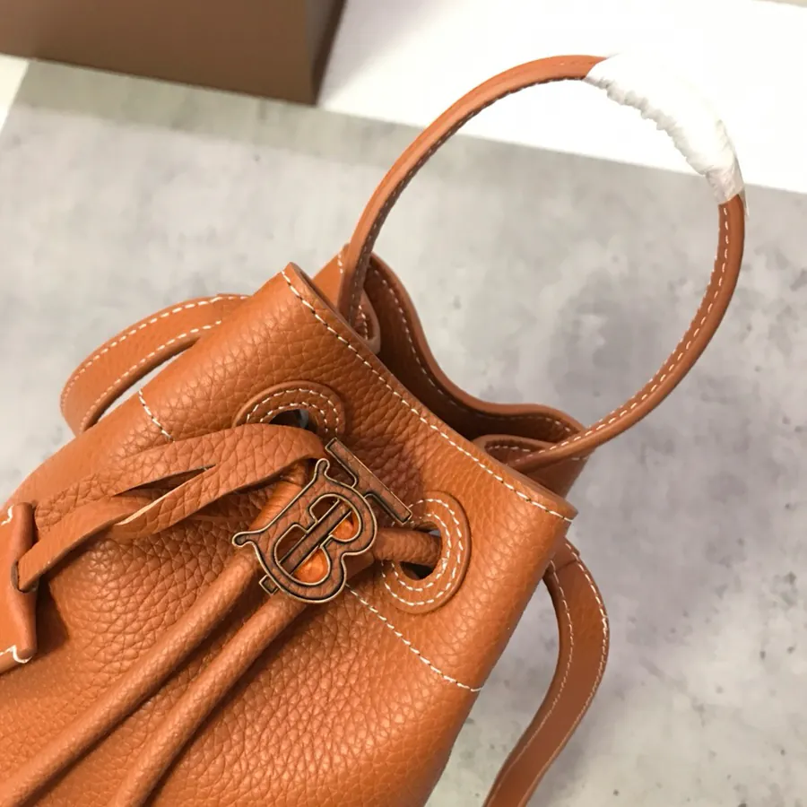 480 B Bucket Bag in Full Grain Calfskin