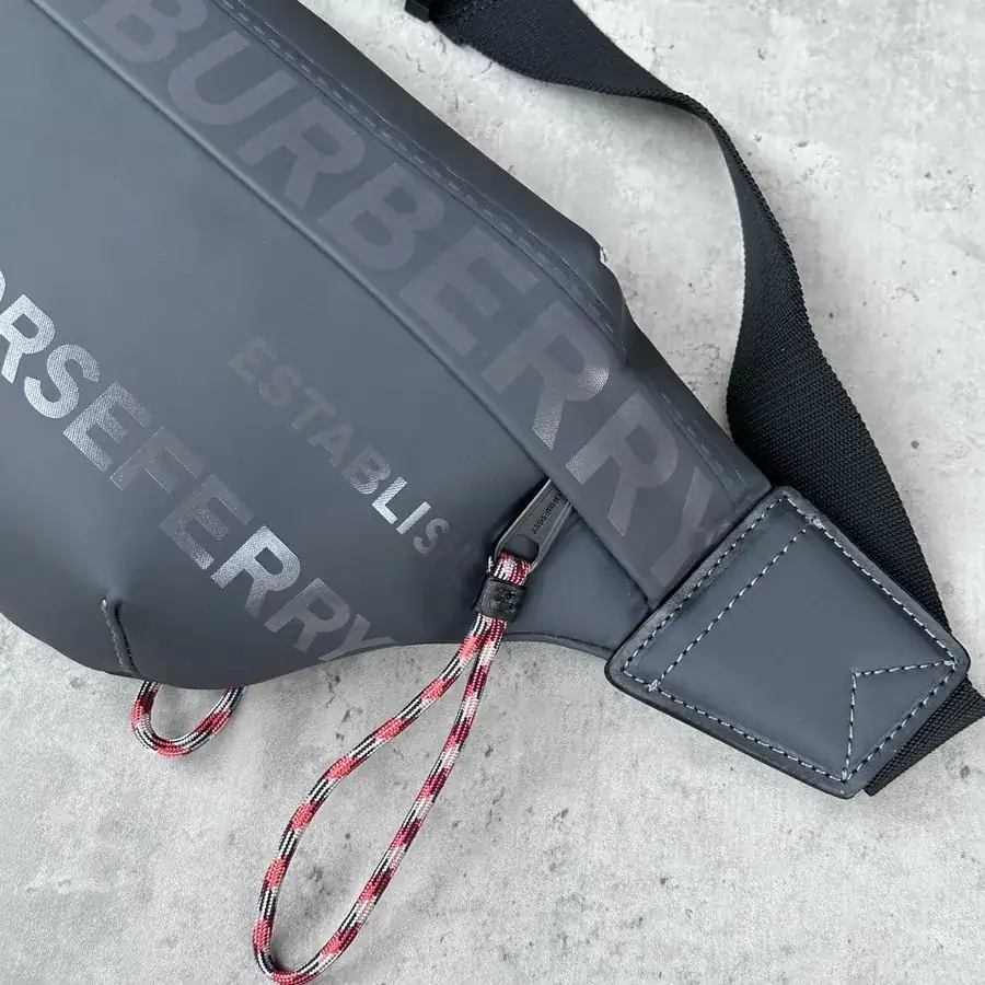 P400 B Style Waist Bag with Vintage Street Aesthetic