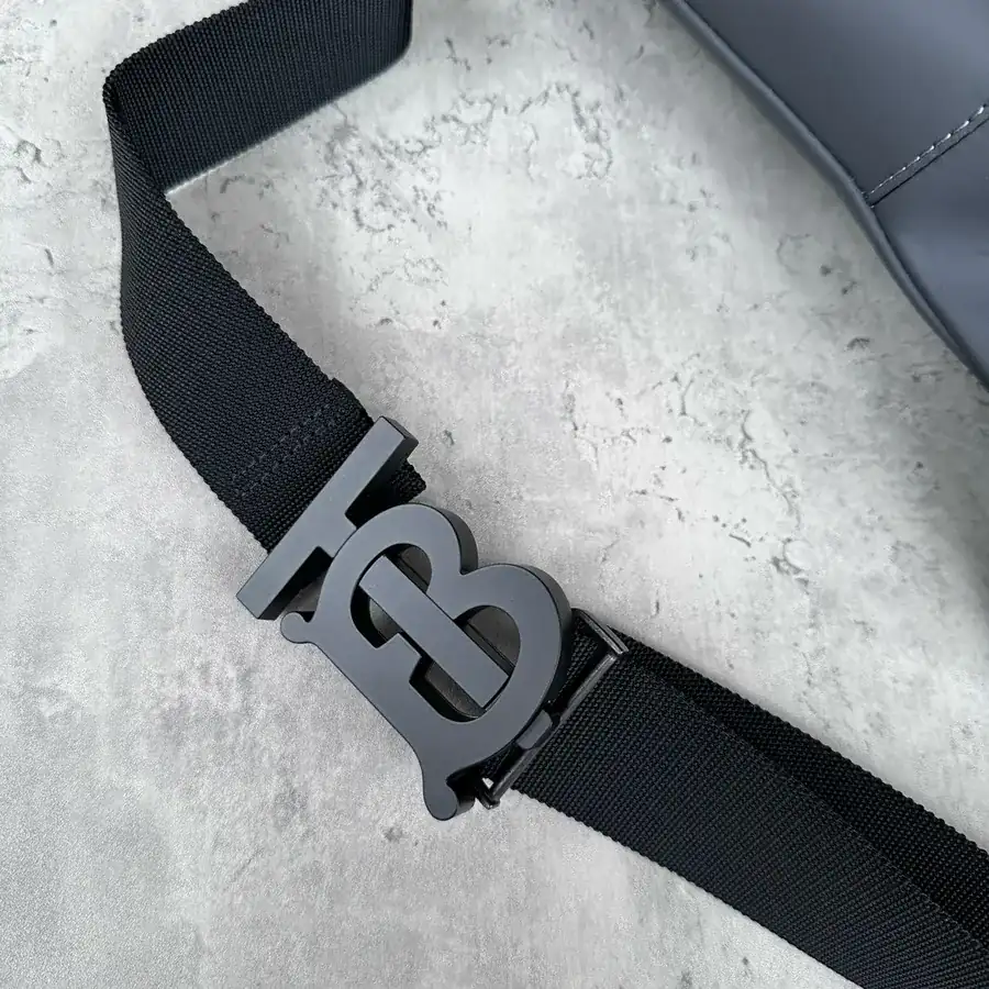 P400 B Style Waist Bag with Vintage Street Aesthetic