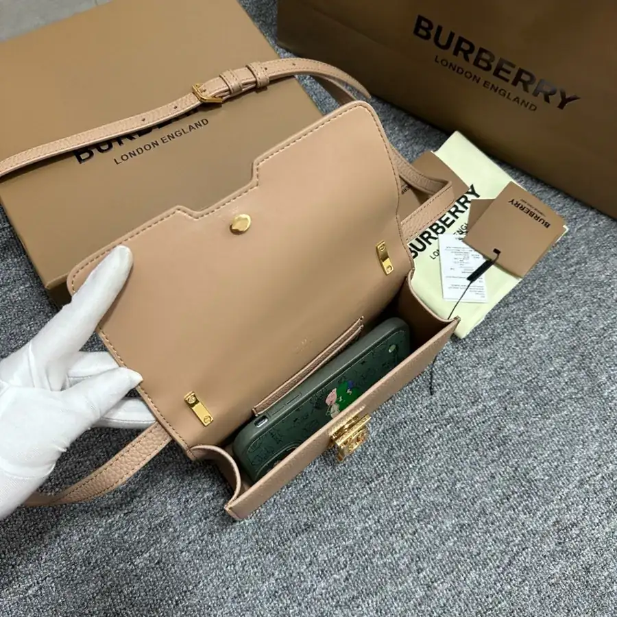 B House 630 Exclusive Lock Clasp Bag