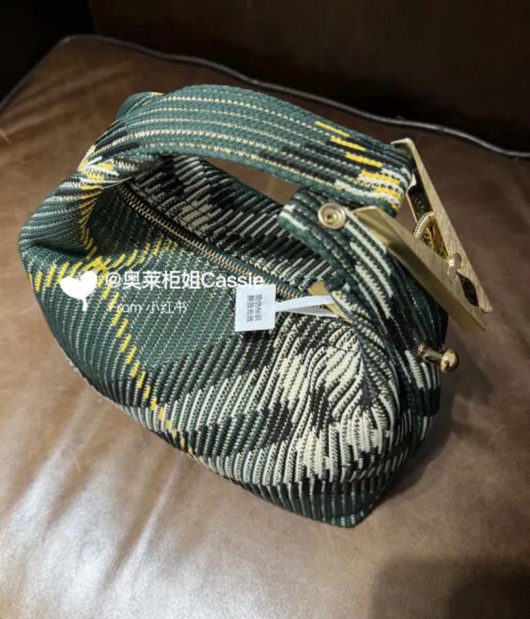 B Brand New Peg Knit Pattern Bag