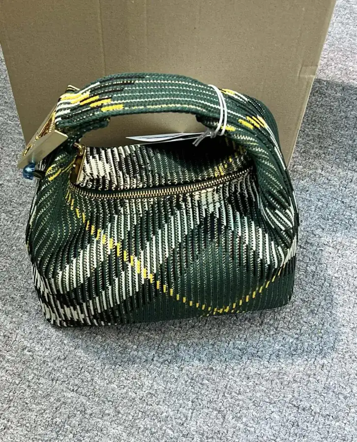 B Brand New Peg Knit Pattern Bag