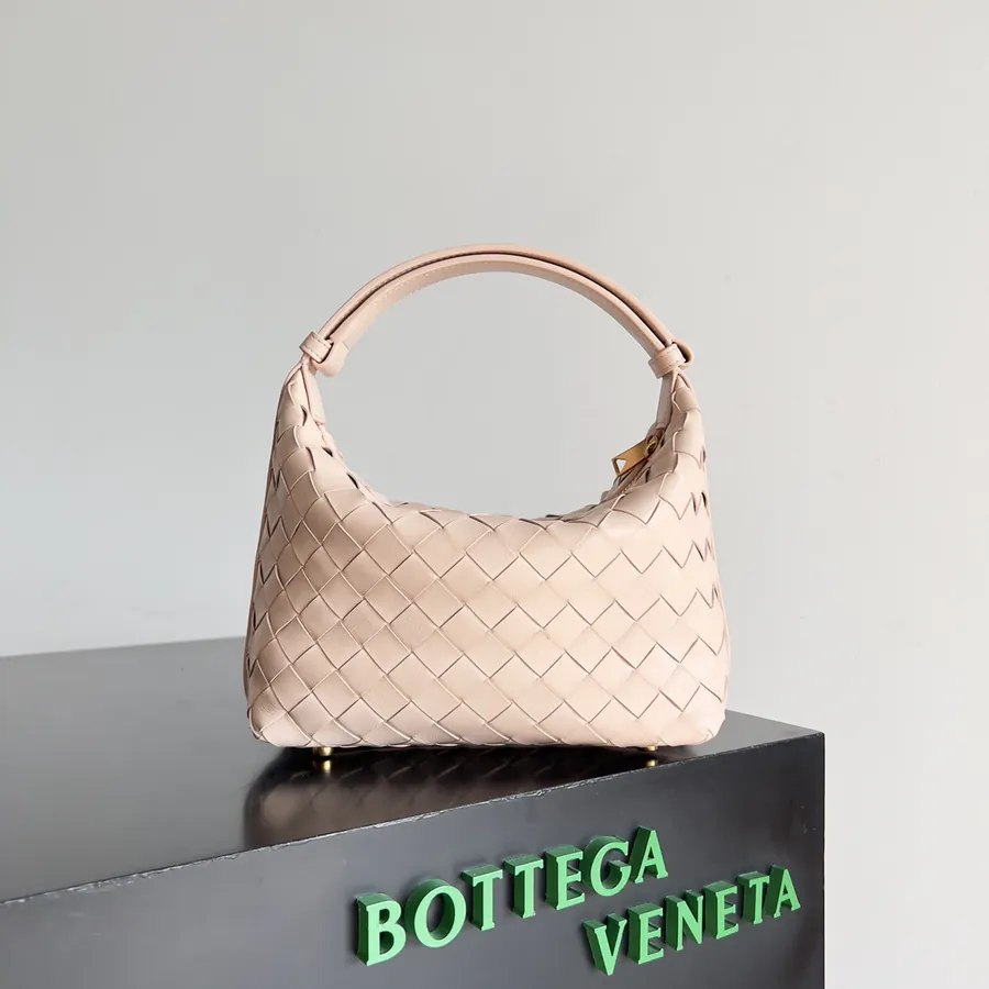 Bottega Veneta Lunch Box Tote in Naa Lambskin