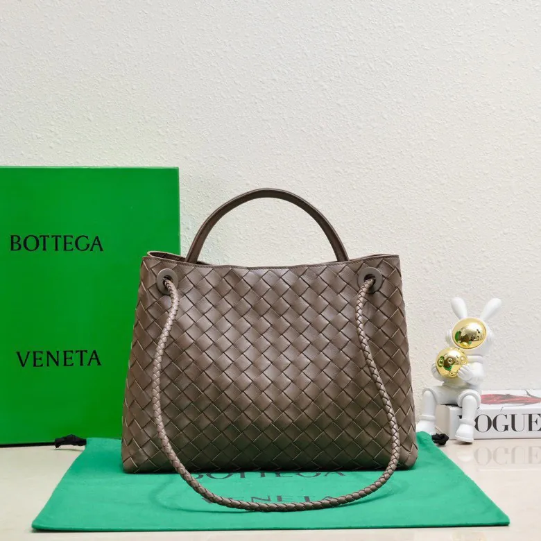 Bottega Veneta 2023 New Andiamo Bucket Bag