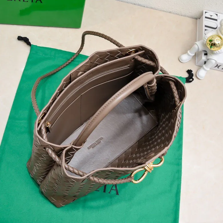 Bottega Veneta 2023 New Andiamo Bucket Bag