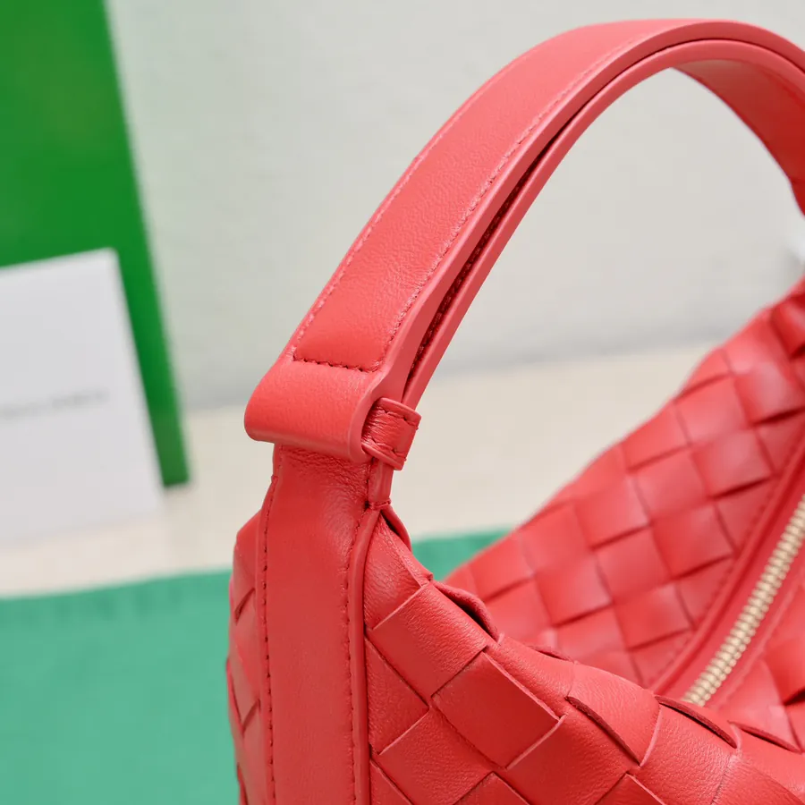 BvWallace Shoulder Lunch Tote Intrecciato Crafted, Elegant Commute
