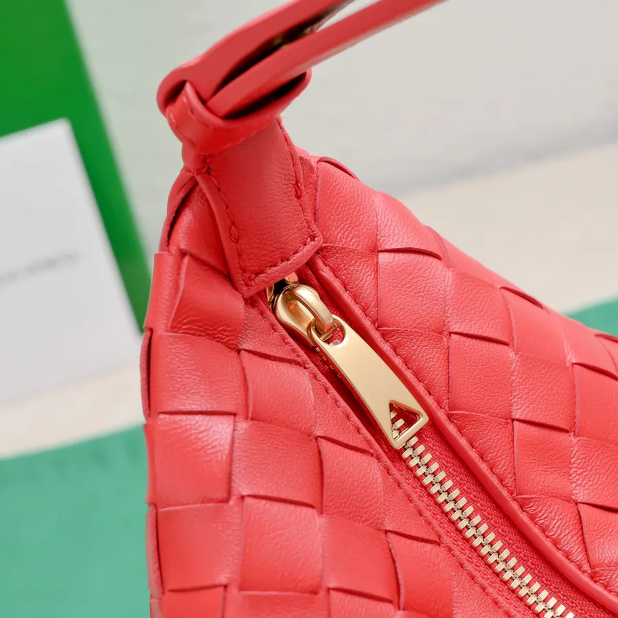 BvWallace Shoulder Lunch Tote Intrecciato Crafted, Elegant Commute