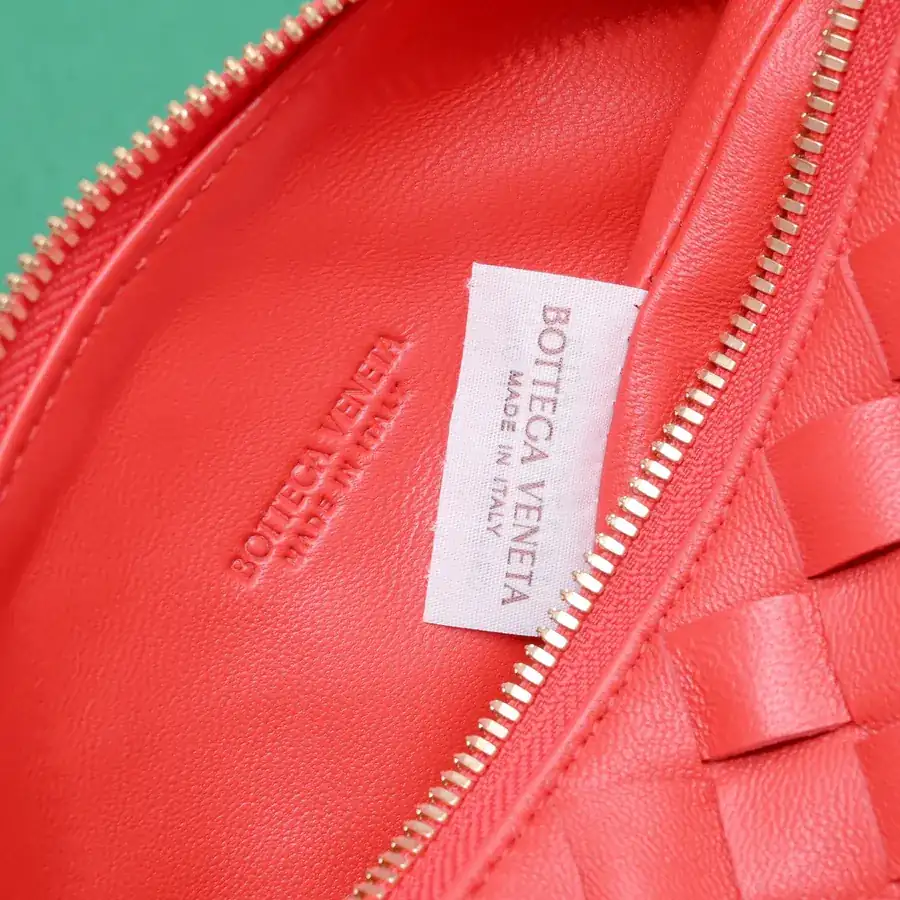 BvWallace Shoulder Lunch Tote Intrecciato Crafted, Elegant Commute