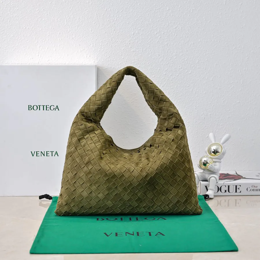Bv Hop Bag in Medium Size