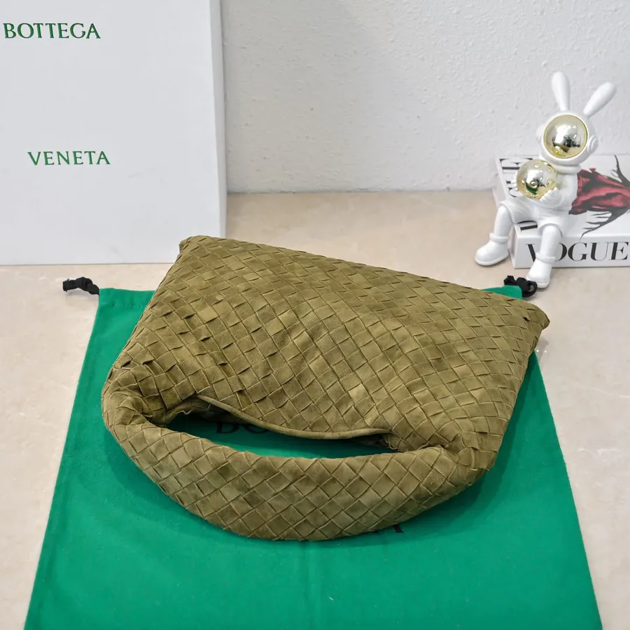 Bv Hop Bag in Medium Size