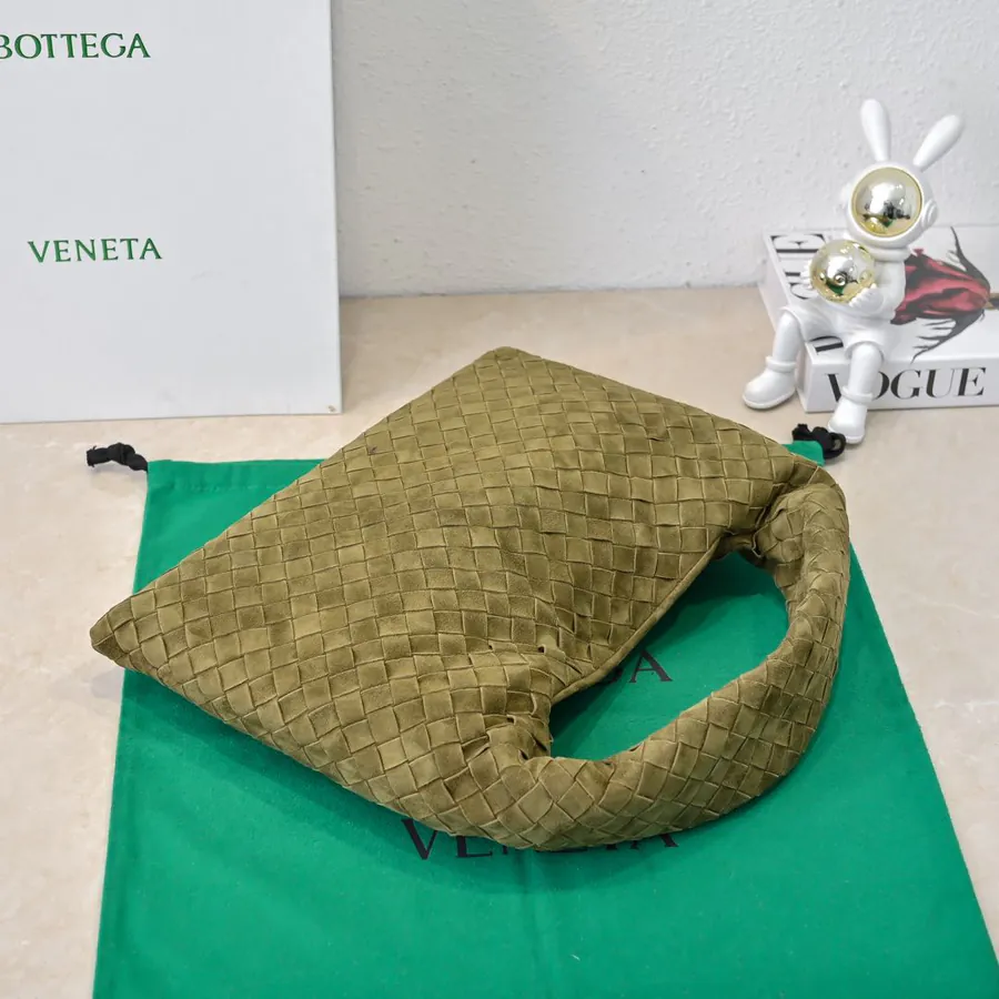 Bv Hop Bag in Medium Size