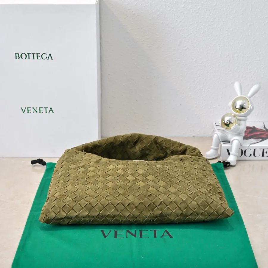 Bv Hop Bag in Medium Size