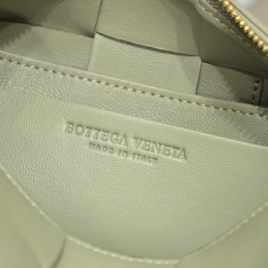 BOTTEGA BRICK CASSETTE Shoulder Bag Compact and Stylish