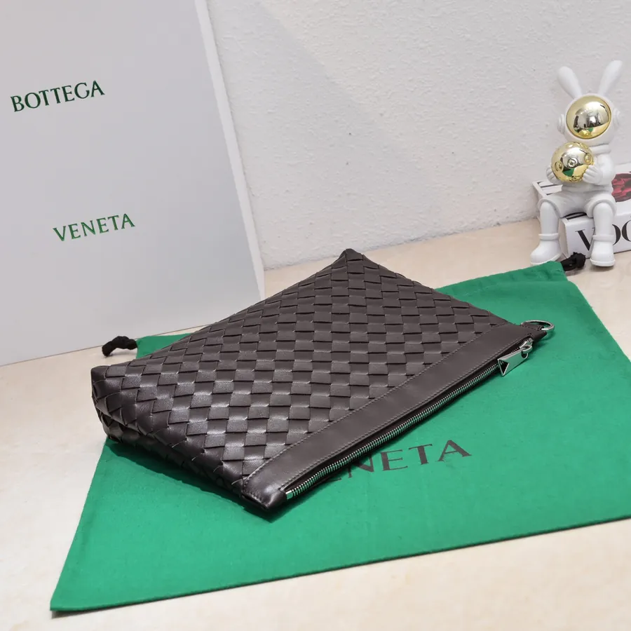 Bottega Veneta Bucket Bag Minimalist Design